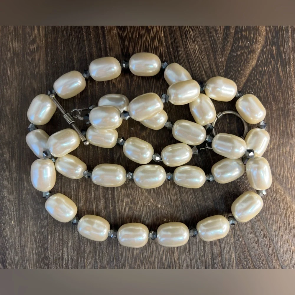 Beautiful Faux Pearl Glass Necklace w/Toggle Clasp 17” D11